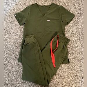 Figs scrub set olive green size XS. Lightly used.